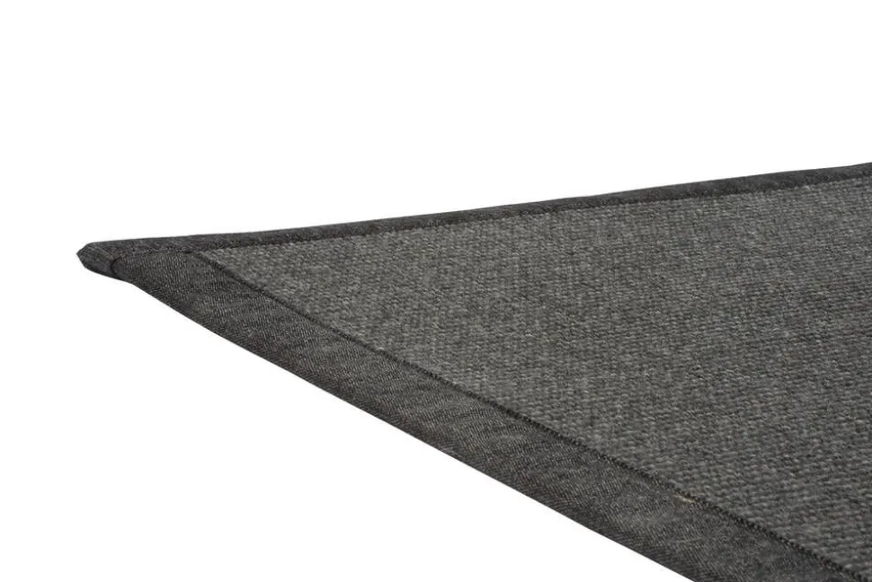 VM-Carpet Esmeralda 79 musta, 160*230 cm, kantti 020 B